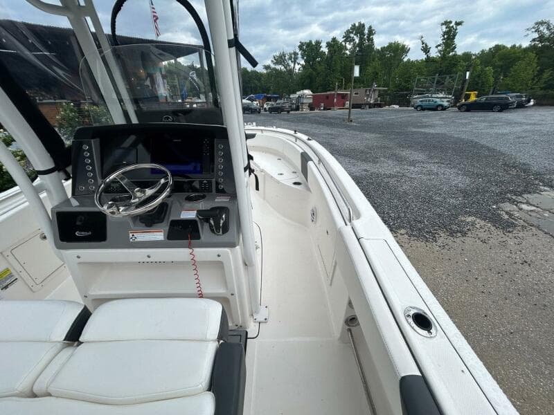2022 Robalo R242 Center Console