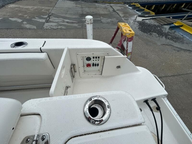 2022 Robalo R242 Center Console