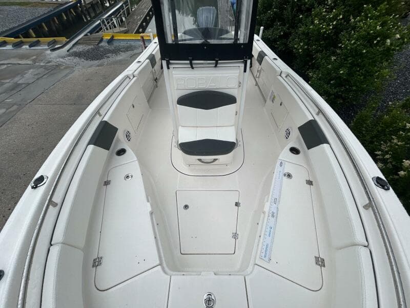 2022 Robalo R242 Center Console