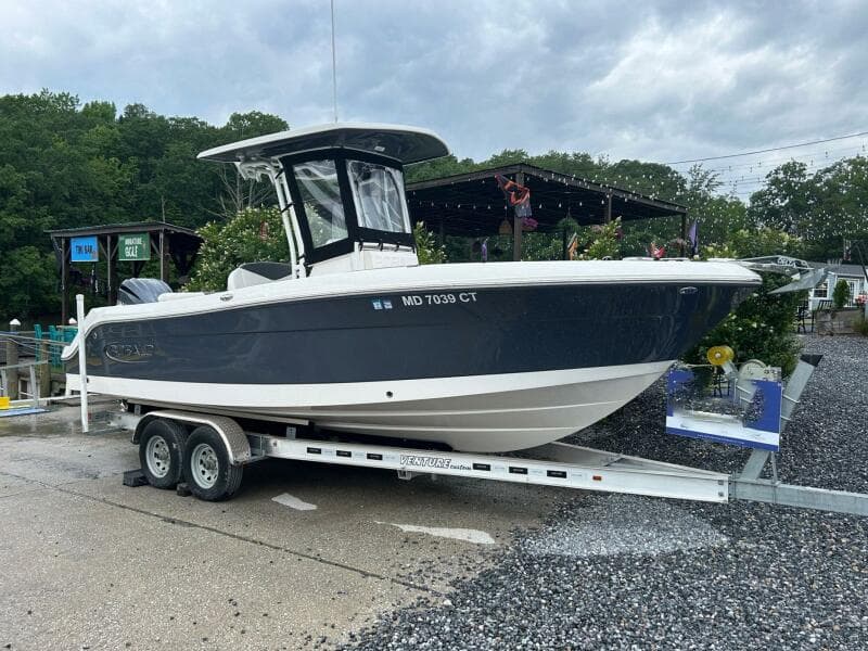 2022 Robalo R242 Center Console