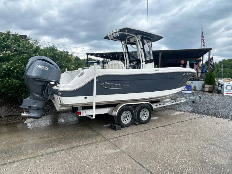 2022 Robalo R242 Center Console