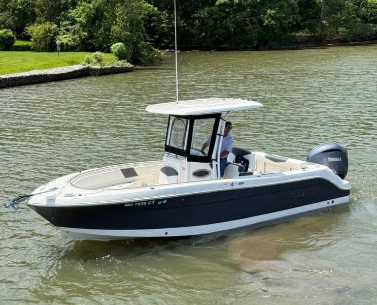 2022 Robalo R242 Center Console
