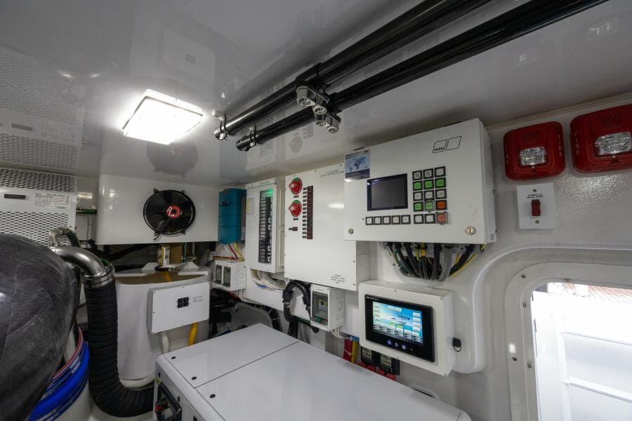 2025 82 Viking Convertible Boujie Engine Room (12)