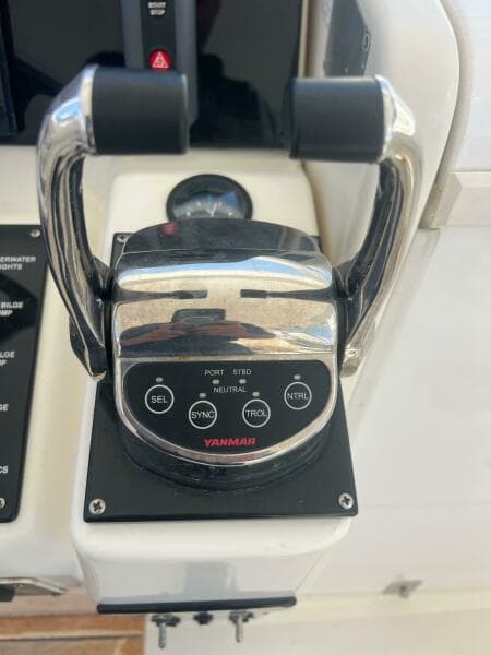 1997 Pursuit 3000 Offshore Express