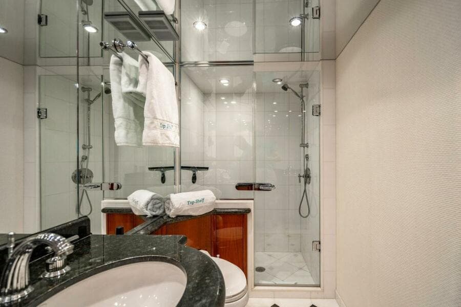 2007 Hatteras Enclosed Bridge MY