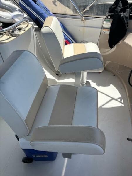 Captain's chairs on 2006 Carver 43 Motor Yacht, featuring beige and white upholstery.