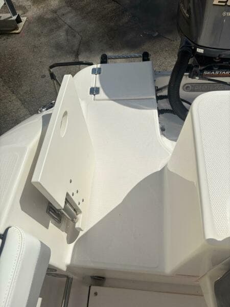 2021 Robalo R247 Dual Console