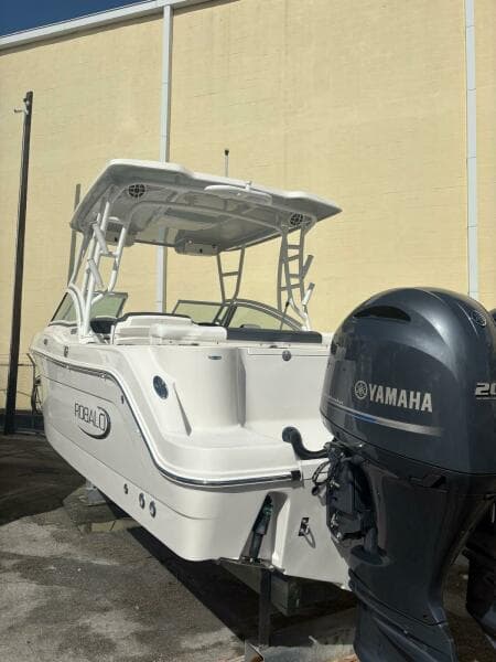 2021 Robalo R247 Dual Console