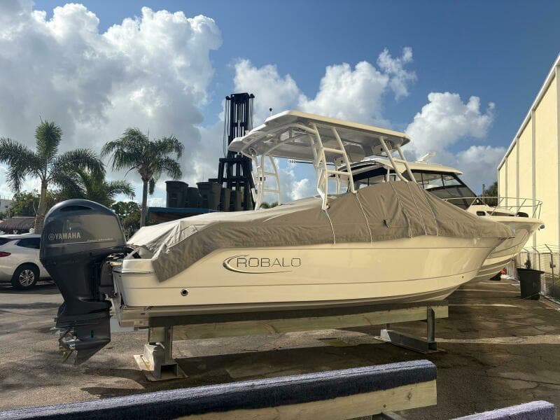 2021 Robalo R247 Dual Console
