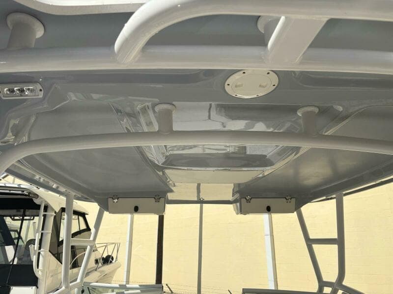 2021 Robalo R247 Dual Console