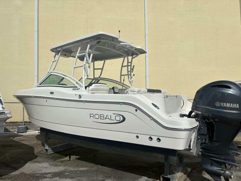 2021 Robalo R247 Dual Console