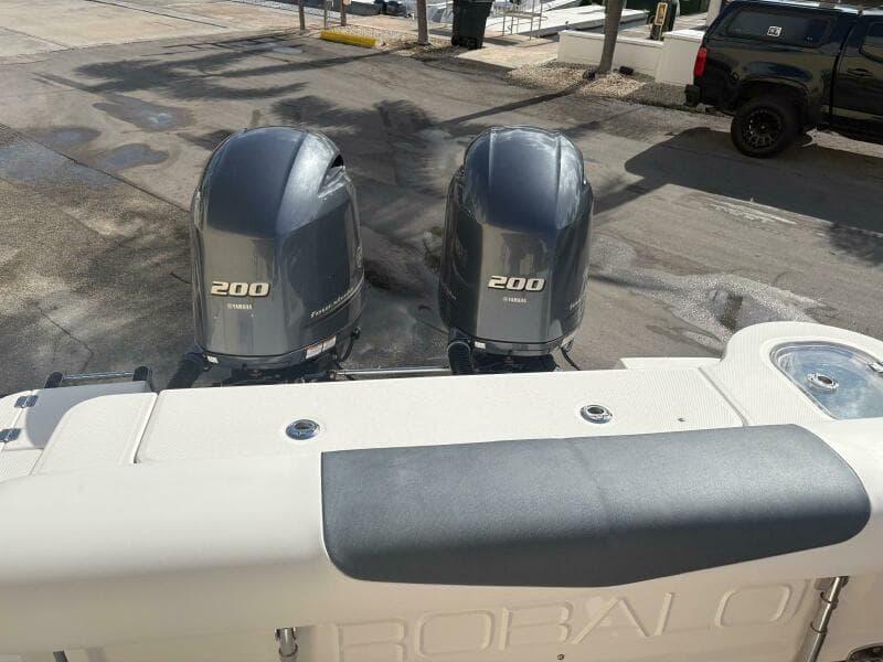 2021 Robalo R247 Dual Console