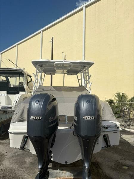 2021 Robalo R247 Dual Console
