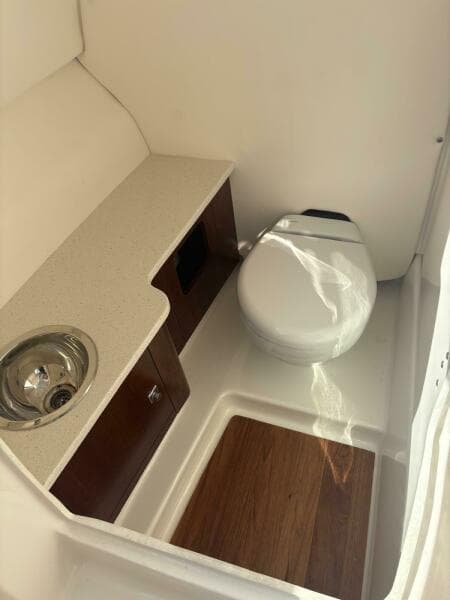 2021 Robalo R247 Dual Console