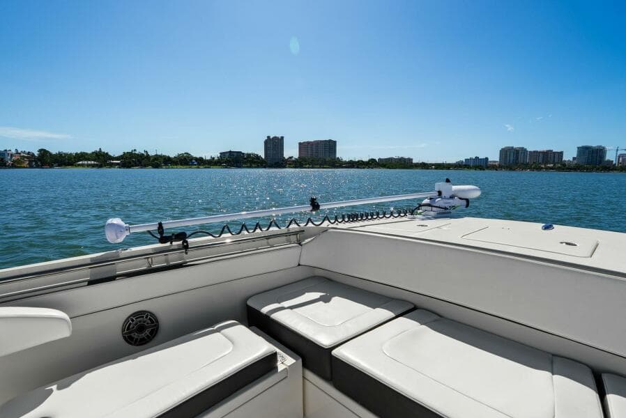 2022 World Cat 400 CC-X - Port Side Trolling Motor