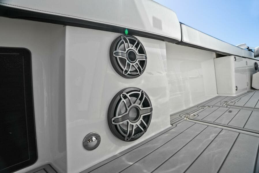 2022 World Cat 400 CC-X - Port Side Speakers