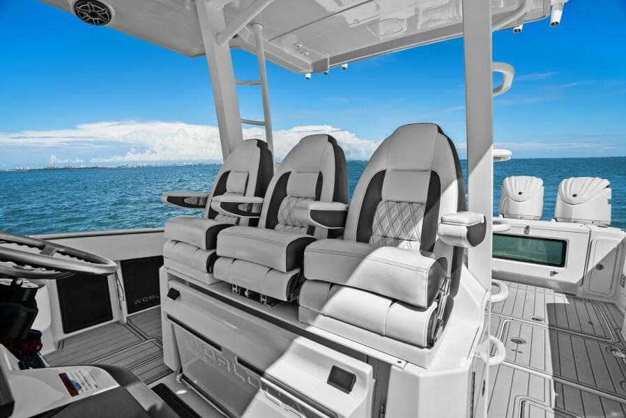 2022 World Cat 400 CC-X - Helm Seating