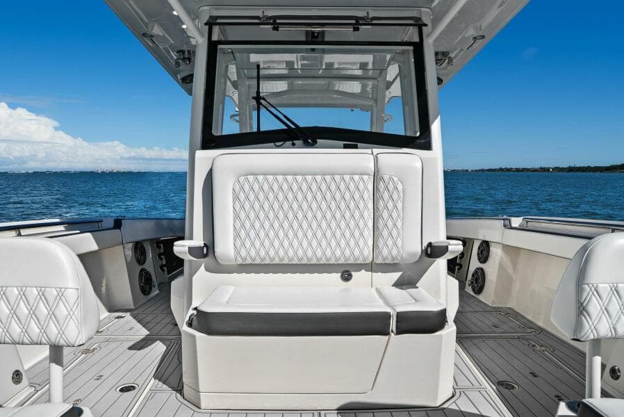 2022 World Cat 400 CC-X - Bow Seating