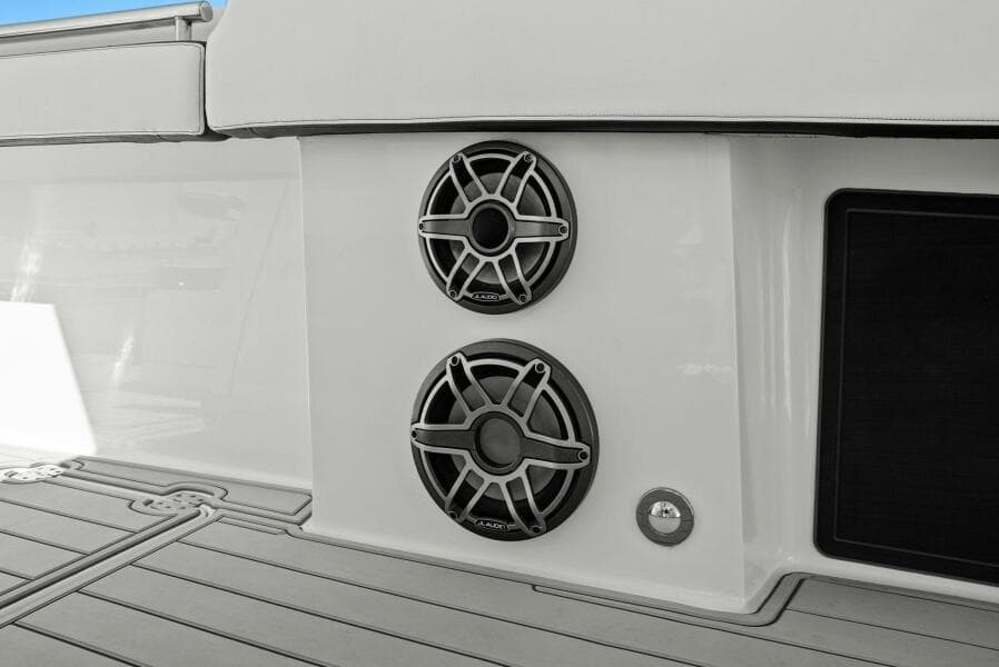 2022 World Cat 400 CC-X - Starboard Side Speakers