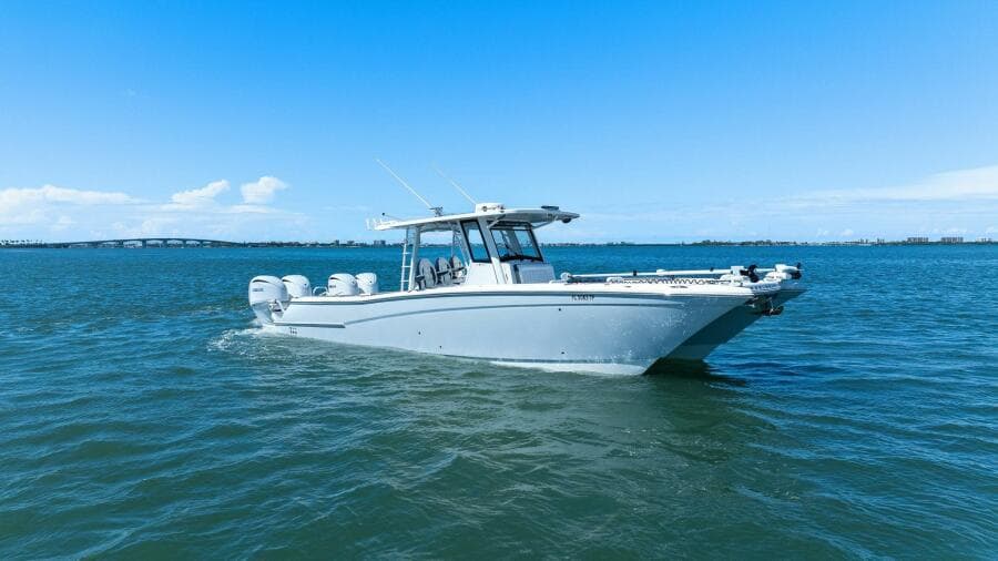 2022 World Cat 400 CC-X - Profile Starboard 3/4 Bow