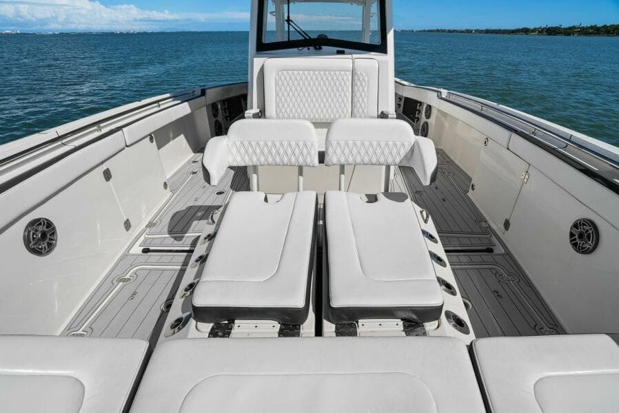2022 World Cat 400 CC-X - Bow Seating
