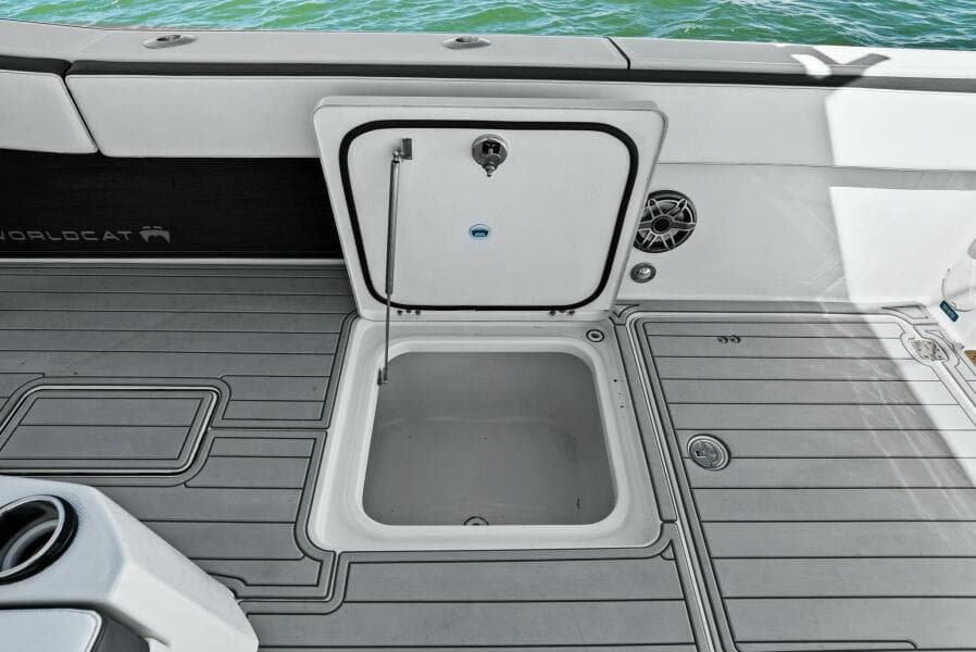 2022 World Cat 400 CC-X - Starboard Side Storage