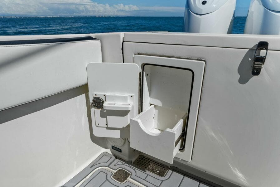 2022 World Cat 400 CC-X - Transom Storage