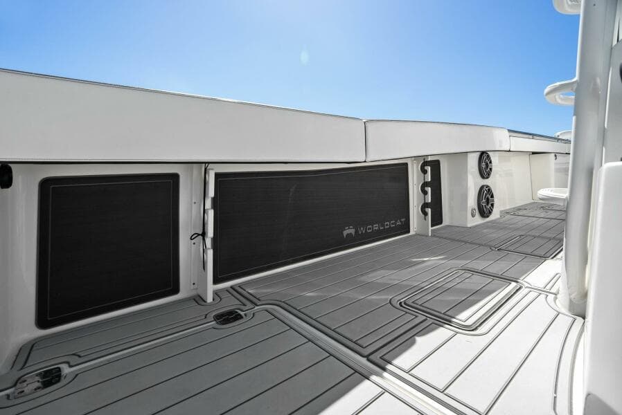 2022 World Cat 400 CC-X - Port Side Horizontal Rod Holders