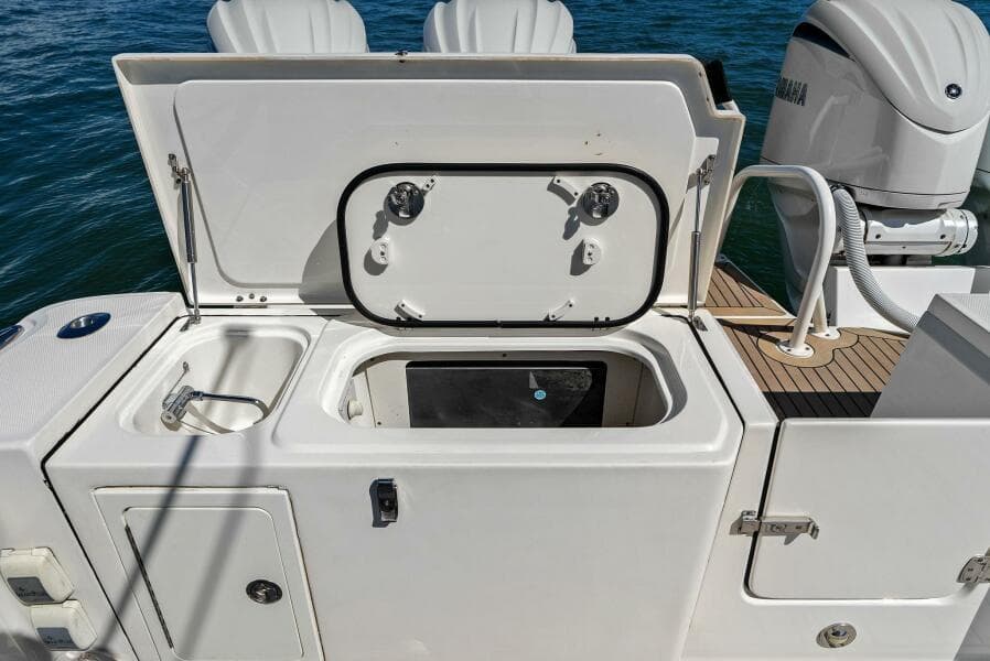 2022 World Cat 400 CC-X - Transom Bait Prep