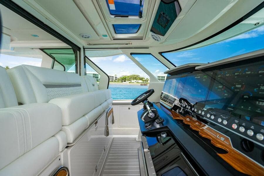 2025 Tiara Yachts 48 LS