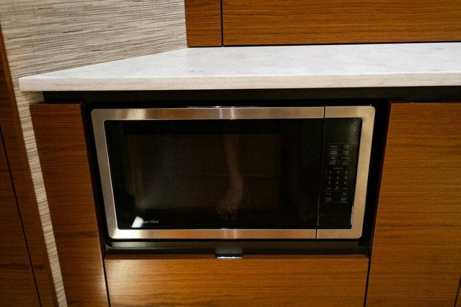 2025 Tiara Yachts 48 LS