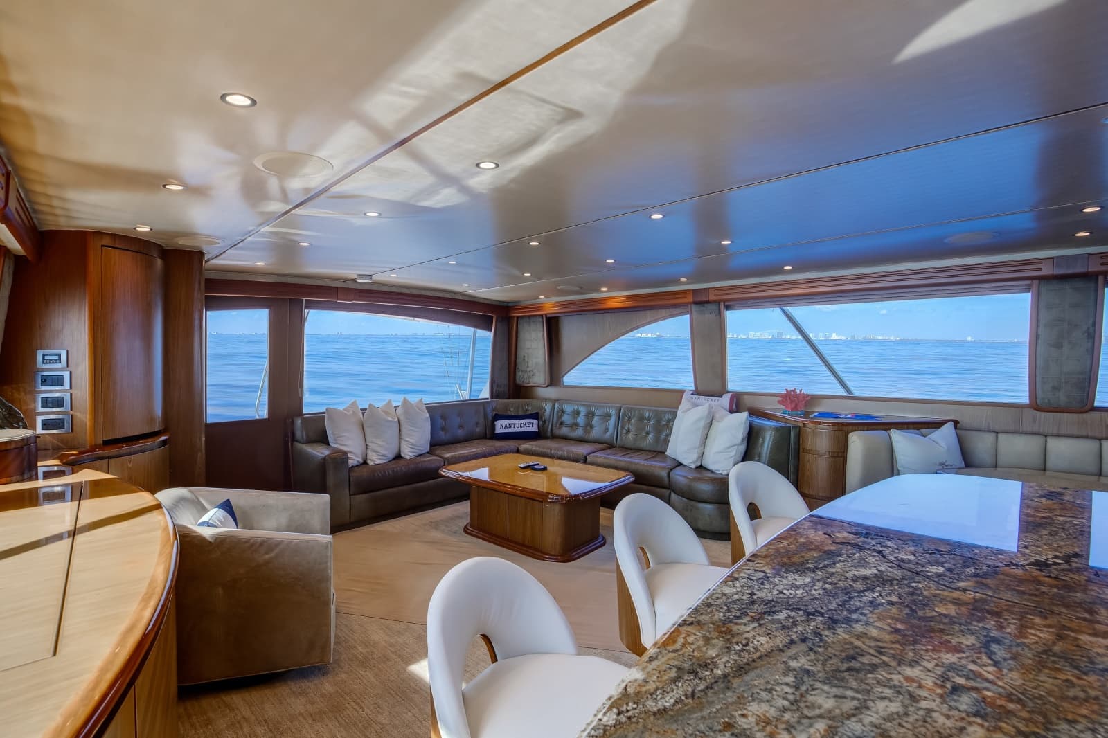 Viking 82 - Done Deal - Salon