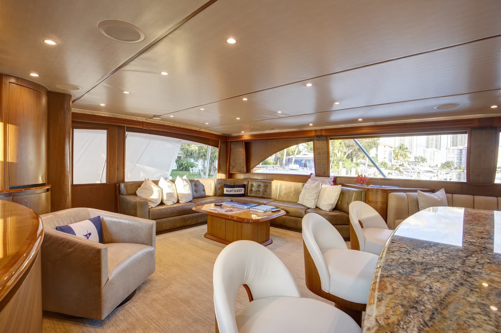 Viking 82 - Done Deal - Salon