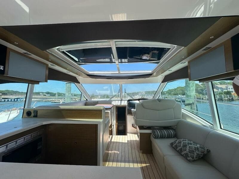 2015 Cruisers Yachts Cantius