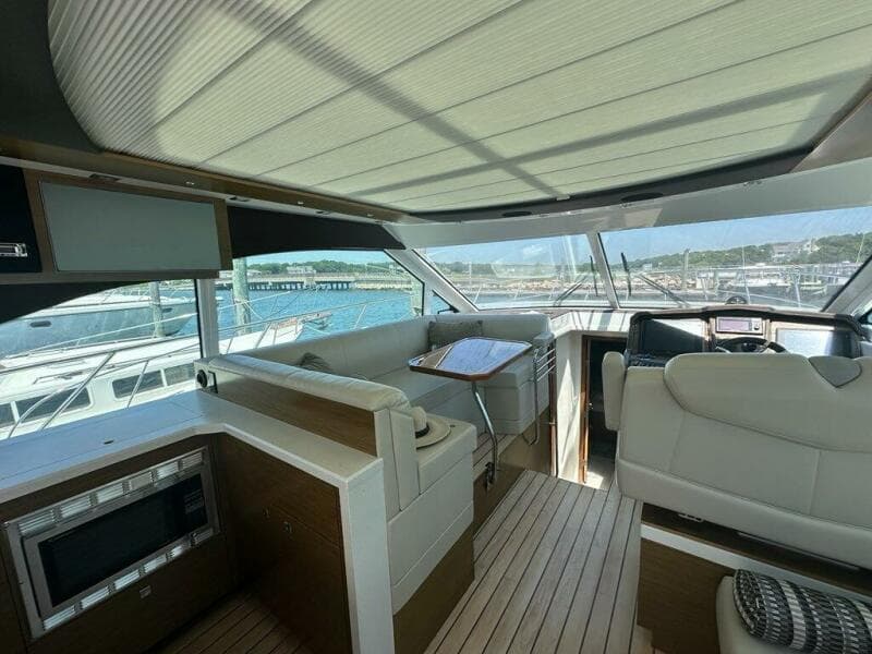 2015 Cruisers Yachts Cantius