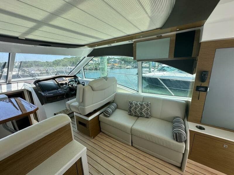 2015 Cruisers Yachts Cantius