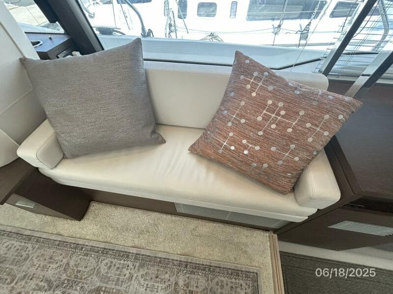 42' Prestige salon starboard seatinjg