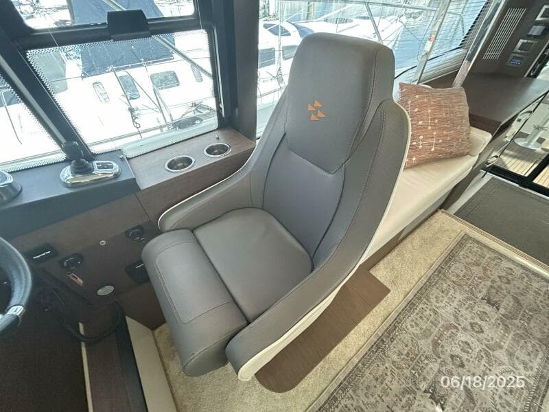 42' Prestige helmseat