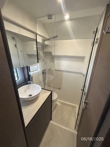 42' Prestige guest stateroom head-shower