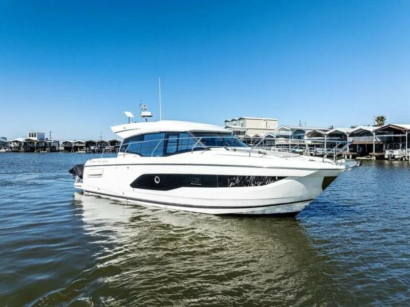 42' Prestige starboard forward profile1