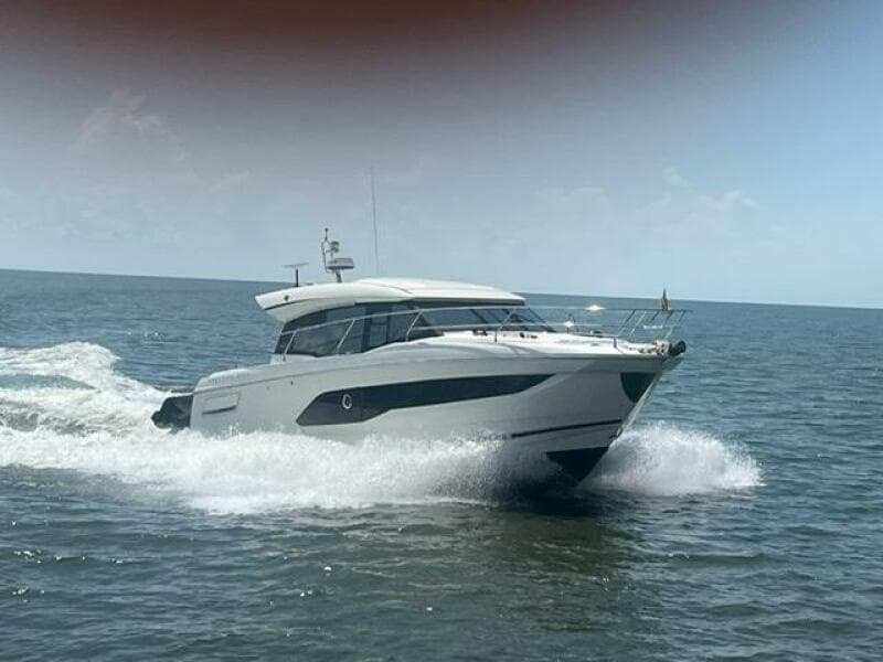 42' Prestige starboard forward profile3