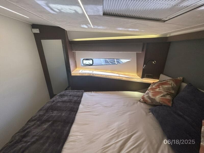 42' Prestige guest stateroom port