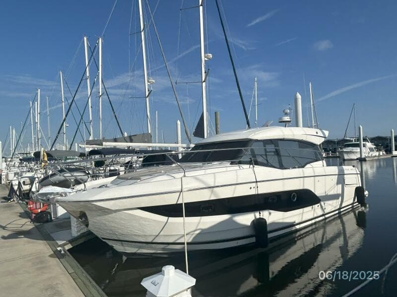 42' Prestige port forward profile1