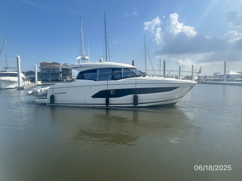 42' Prestige starboard profile