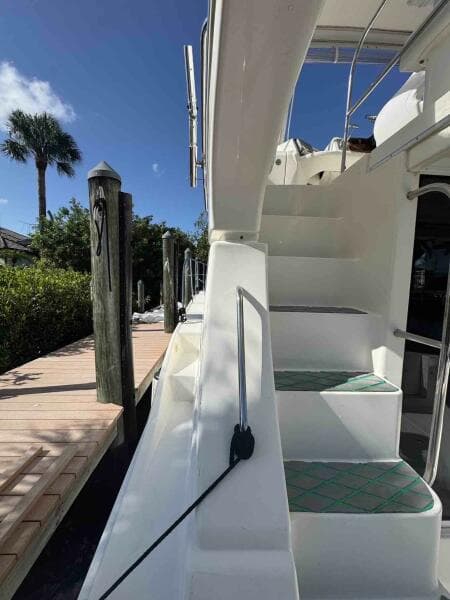 34c Silverton mold-in stairs to flybridge