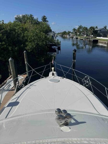34c Silverton flybridge bow view