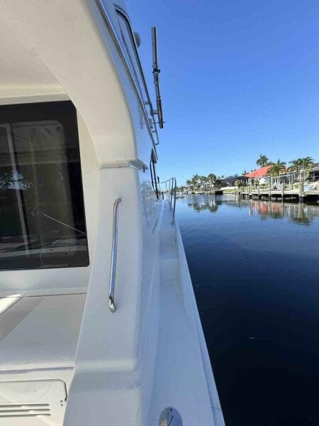 34c Silverton STBD bow access