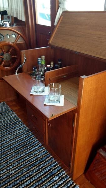 36' Grand Banks salon bar3