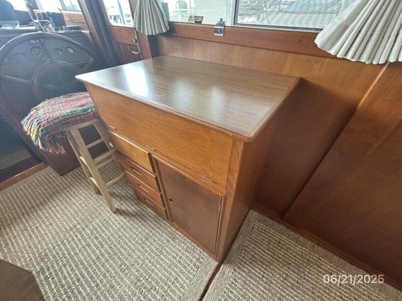36' Grand Banks salon bar1