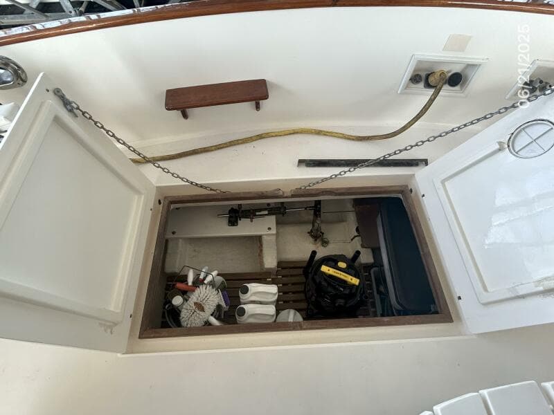 36' Grand Banks lazarette access